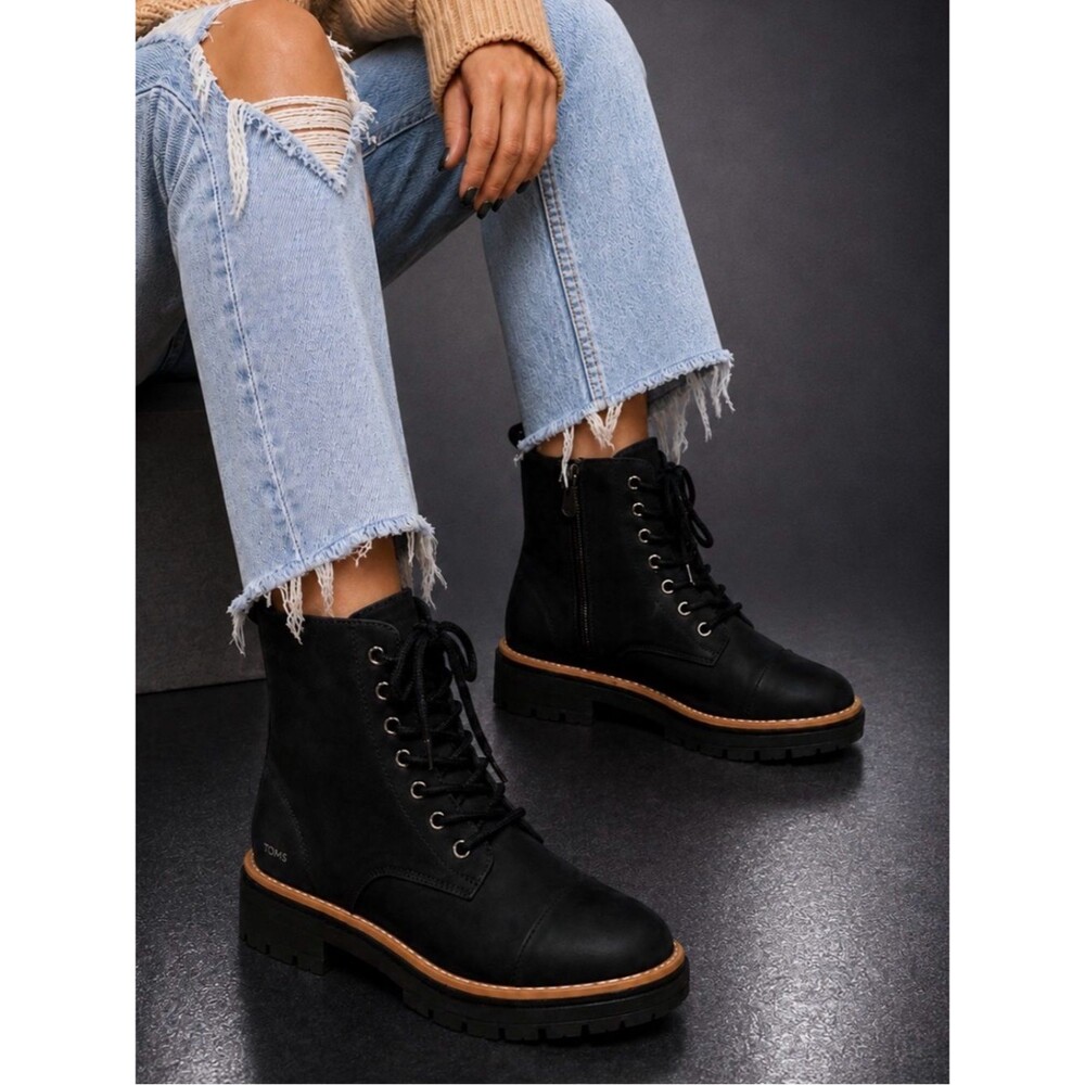 TOMS Black Combat Lug Sole Ankle Boots Lace Up Side Zip Womens Size 7 Like New